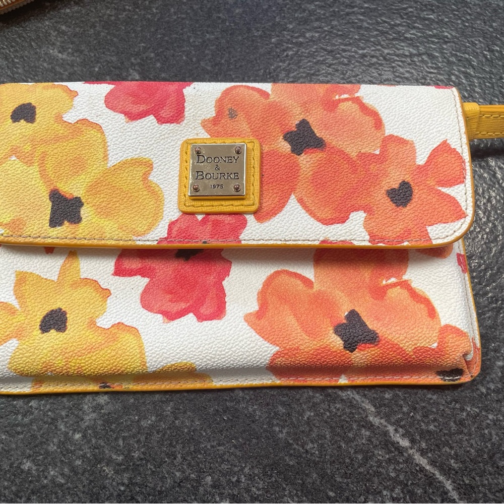 Tote with matching wallet and cosmetic
 bag. Great for spring and summer. - Picture 3 of 5